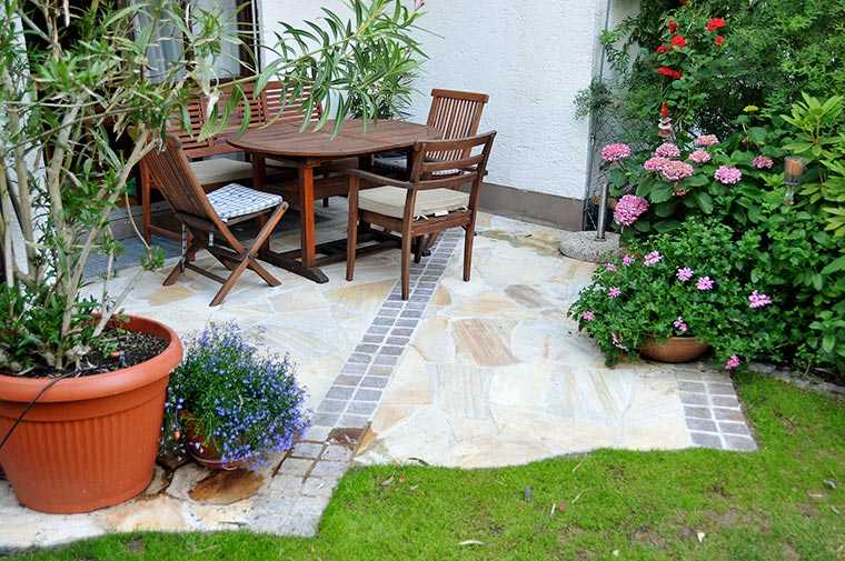 Terrasse mit Naturstein