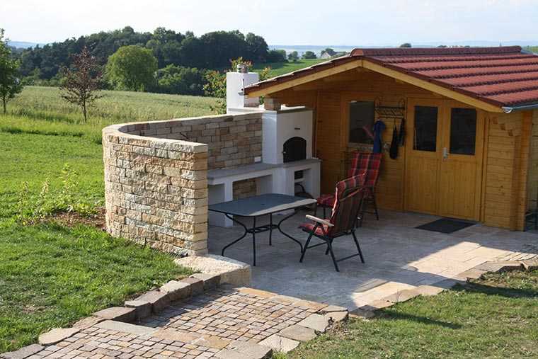 Mauer mit Naturstein