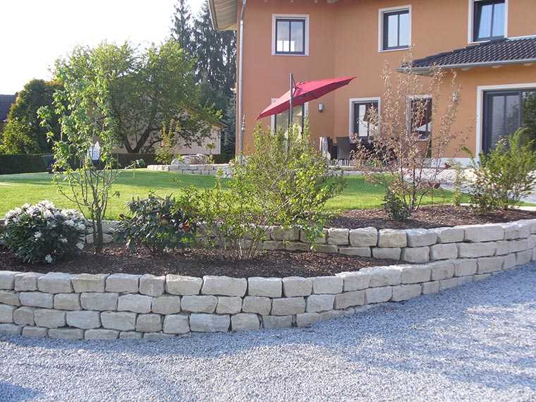 Beet-Einfassung aus Naturstein