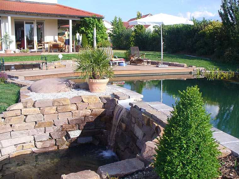 Badeteich mit Wasserspiel