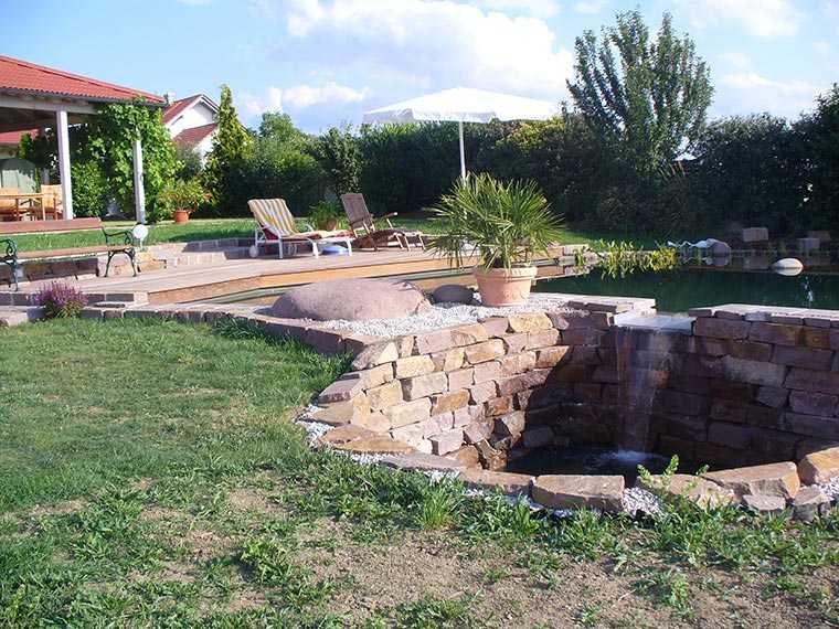 Badeteich mit Naturstein