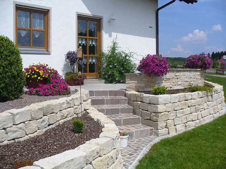 Beeteinfassung aus Stein