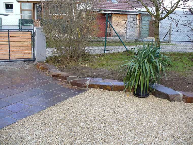 Einfahrt mit Kies und Stein