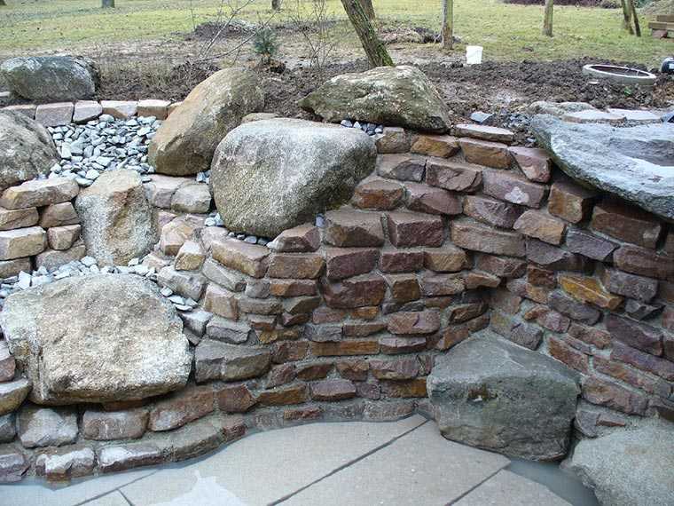 Mauer mit verschiedenen Steinen