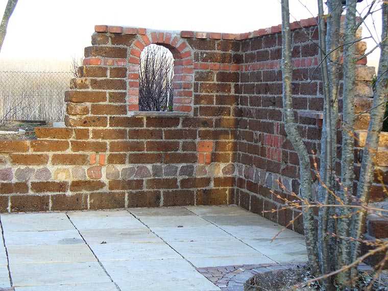 Steinmauer mit Fenster