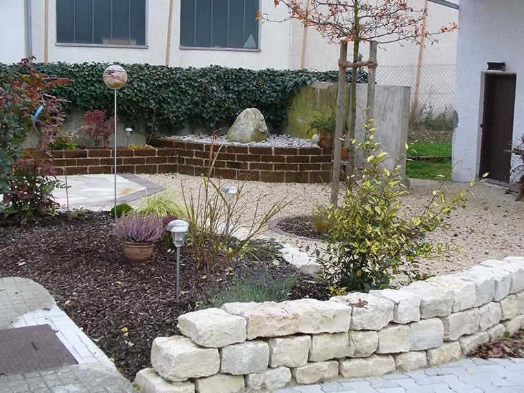 Beetgestaltung mit Naturstein