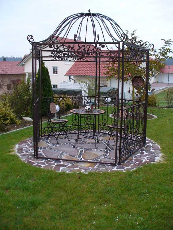 Pergola auf Steinboden