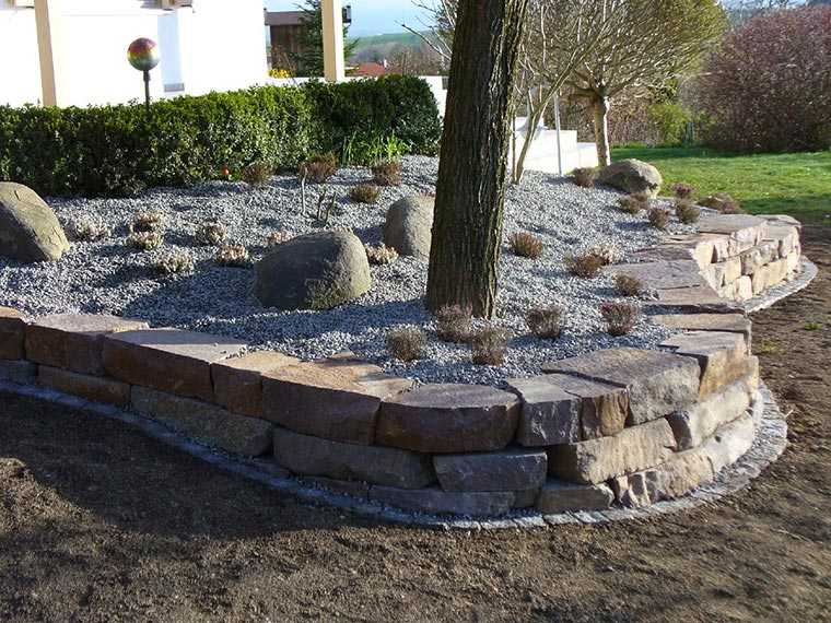 Beet mit Steineinfassung