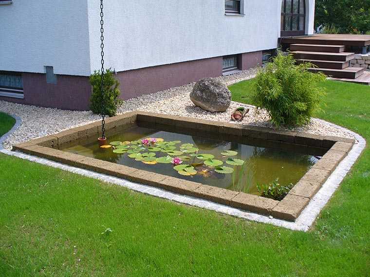 Teich mit Umrandung aus Steinen