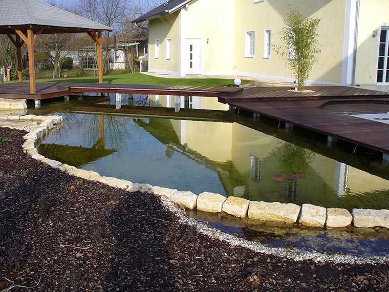 Teich mit Brücke aus Holz