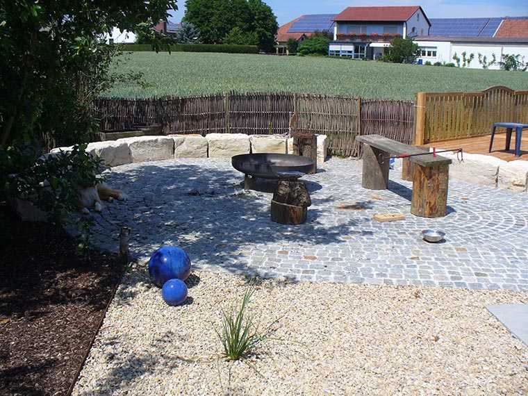 Garten mit Feuerstelle