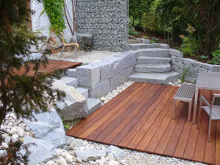 Steingarten mit Holzterrasse
