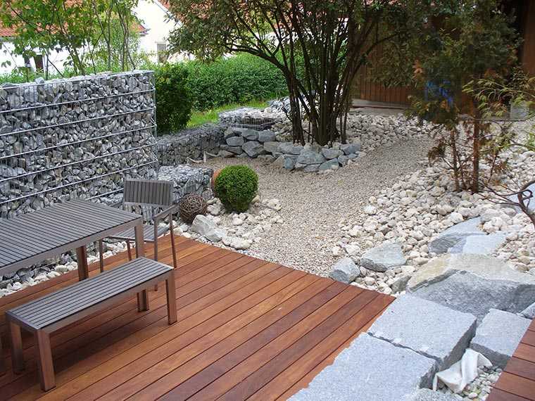 Steingarten mit Holzterrasse