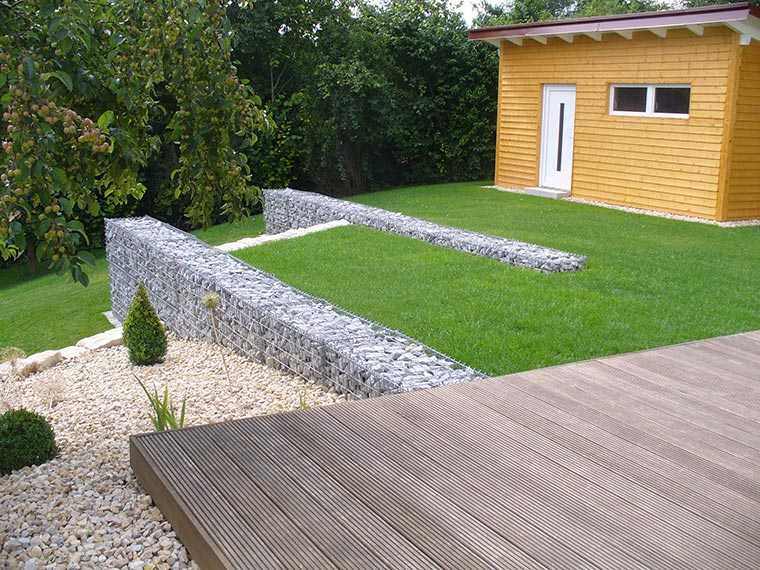 Garten mit Steinkörben