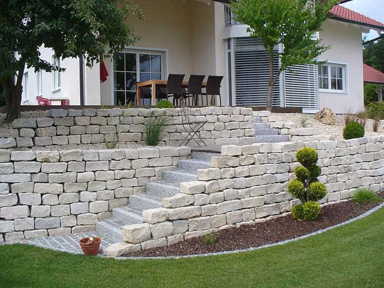 Steinmauer mit Stufen