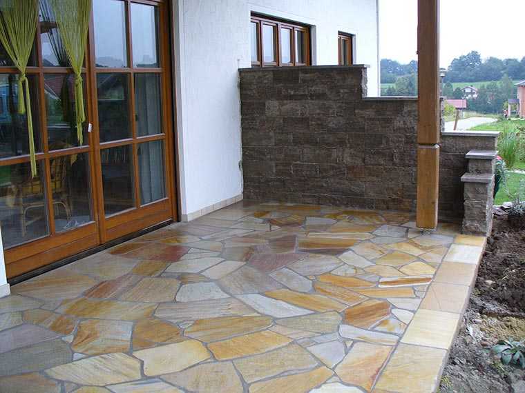 Terrasse aus Naturstein