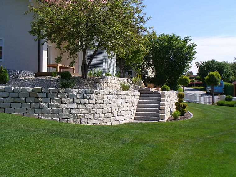 Steinmauer mit Stufen