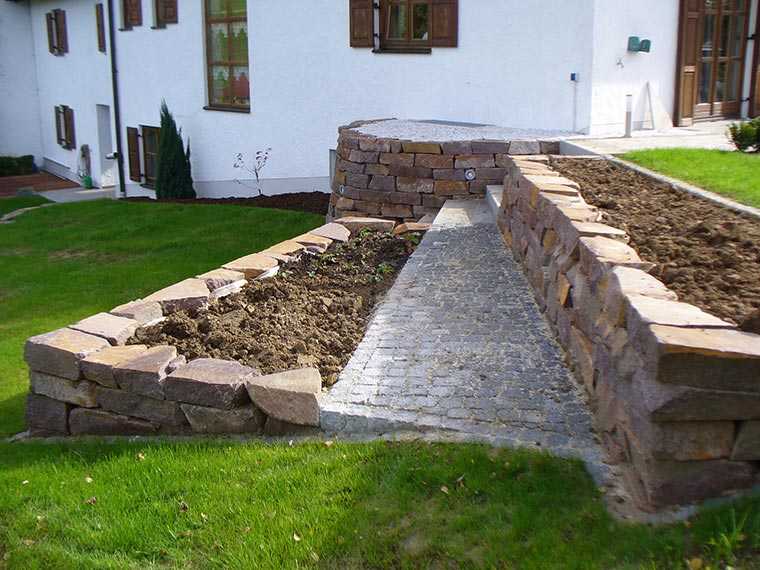 Beet mit Steinumrandung