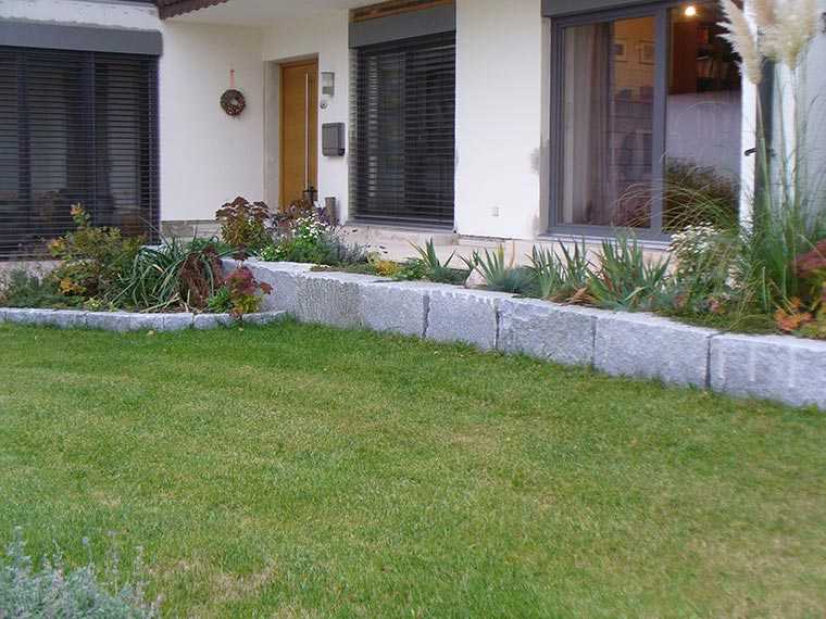 Beet mit Steingrenze