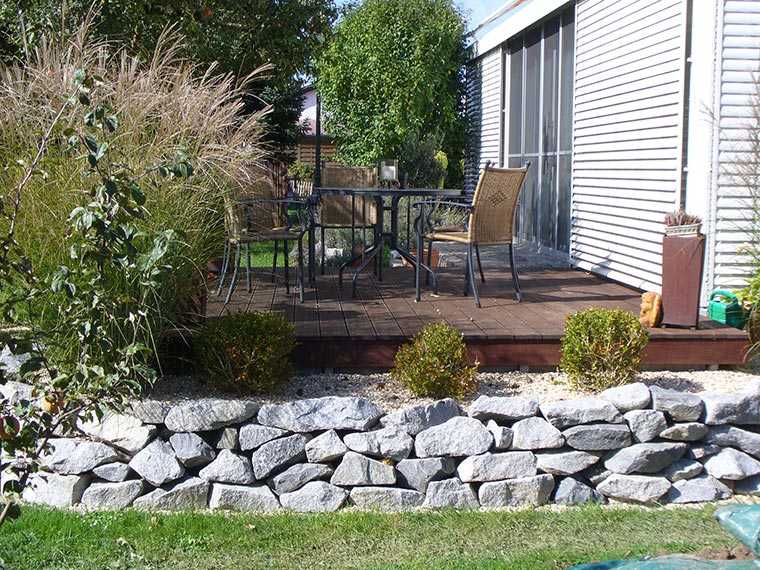 Terrasse mit Steinen