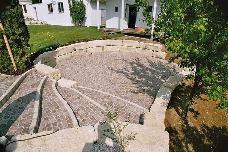 Gepflasterter Bereich im Garten