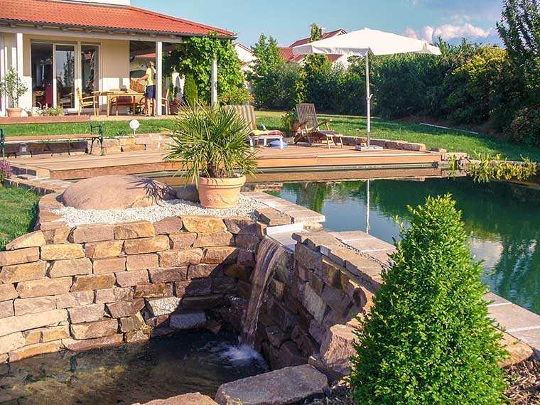 Badeteich mit Naturstein