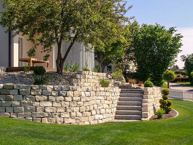 Steinmauer mit Stufen